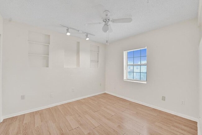 Photo - 3 BR / 3 BA + Patio + Parking AVAIL 8/1