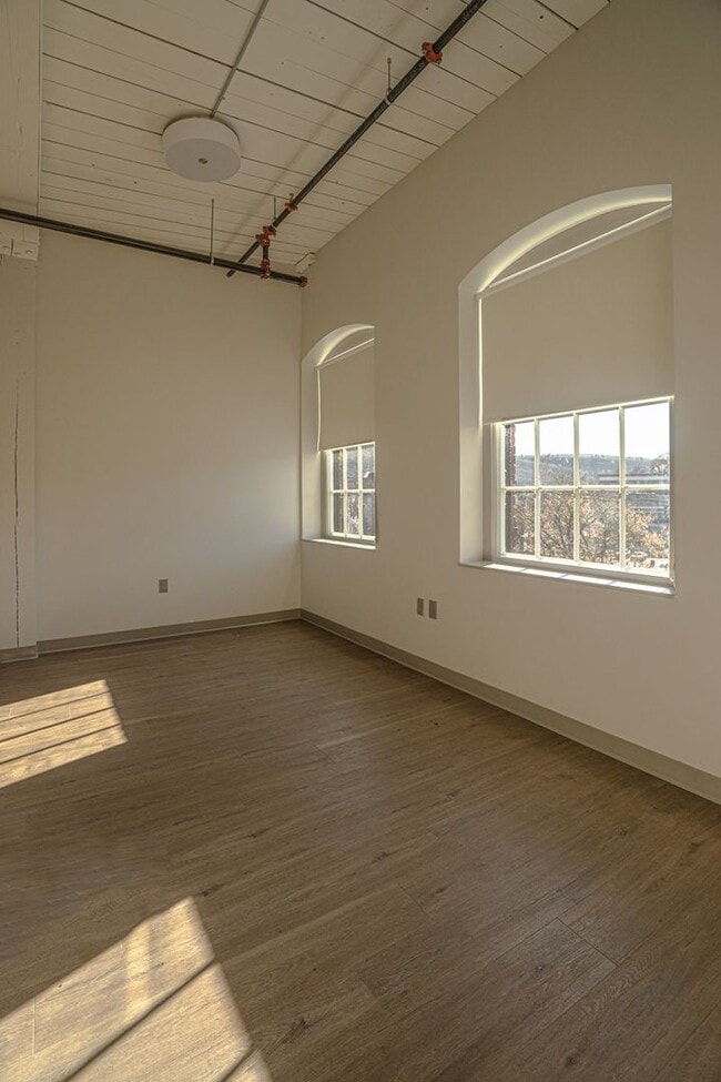 Photo - Bright Studio Apartment - Brattleboro, VT. $1450/month, 425 sq.ft. ALL UTILITIES INCLUDED- Availa... Unit 402