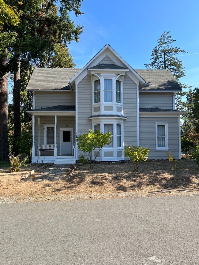 Building Photo - 2 story, 4 bedroom 1 bathroom home in Canyonville.