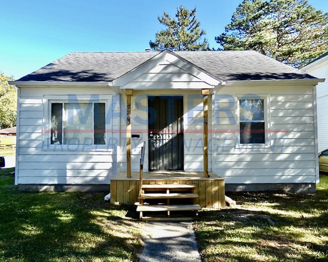 Building Photo - Three Bedroom House