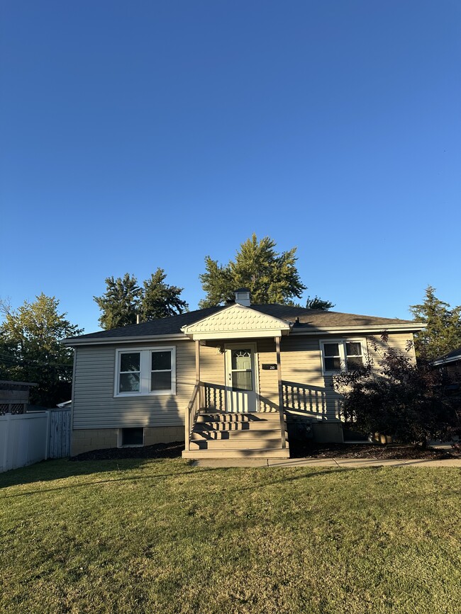 Photo - 220 Thornton St