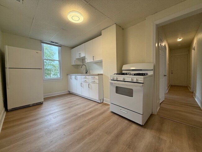 Building Photo - Updated 2 Bedroom apartment Unit 336 1/2 E 12th Ave - 2nd FL Rear