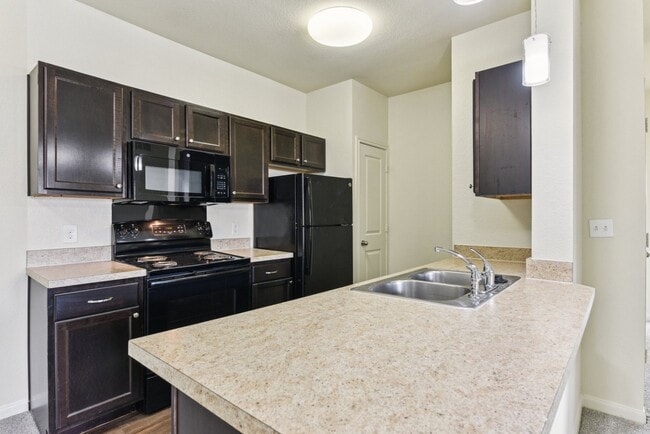 Cocina totalmente equipada con barra de desayuno - The Heights on Parmer