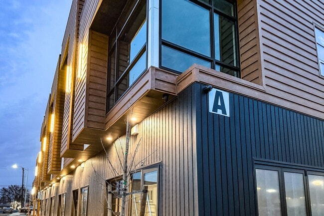 Building Photo - The Towns On Elm