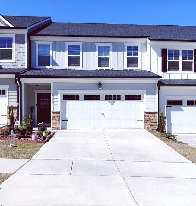 Building Photo - 4 Bedroom Townhome for Rent Apex