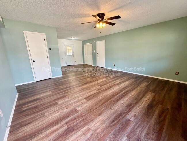 Photo - 904 Hillside Dr