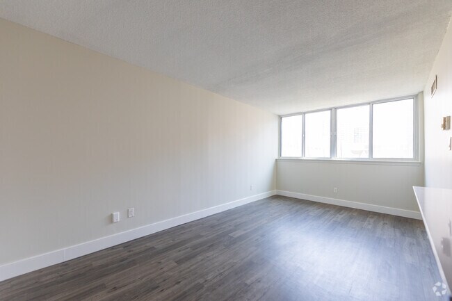 3BR, 2BA - 925SF - Living Room - 295 Dufferin Street