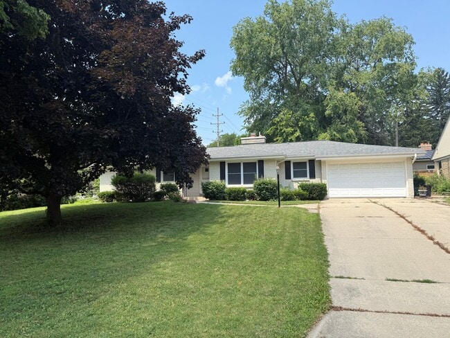Building Photo - Updated 3BR Home in Prime Wauwatosa Locati...