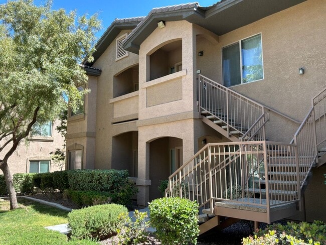 Building Photo - Condo 3 bedrooms 2 bathrooms 1 car garage gated subdivision.