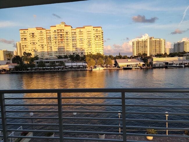 Building Photo - 2900 NE 30th St Unit H3