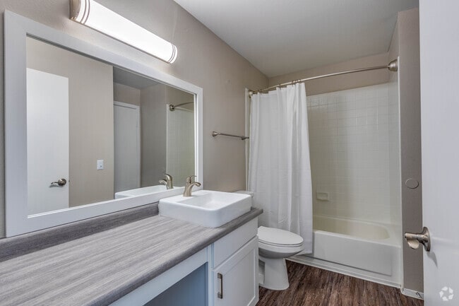 2 BR, 2 BA - 1,000 SF