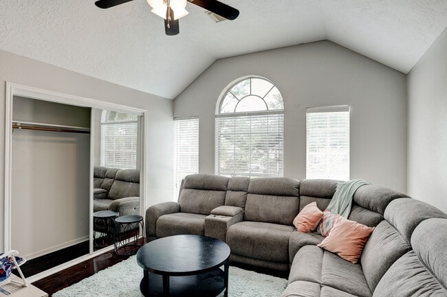 Photo - 1611 Falcon Ridge Blvd