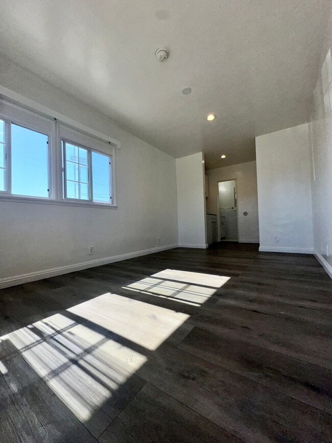 Building Photo - 2280 S Barrington Ave