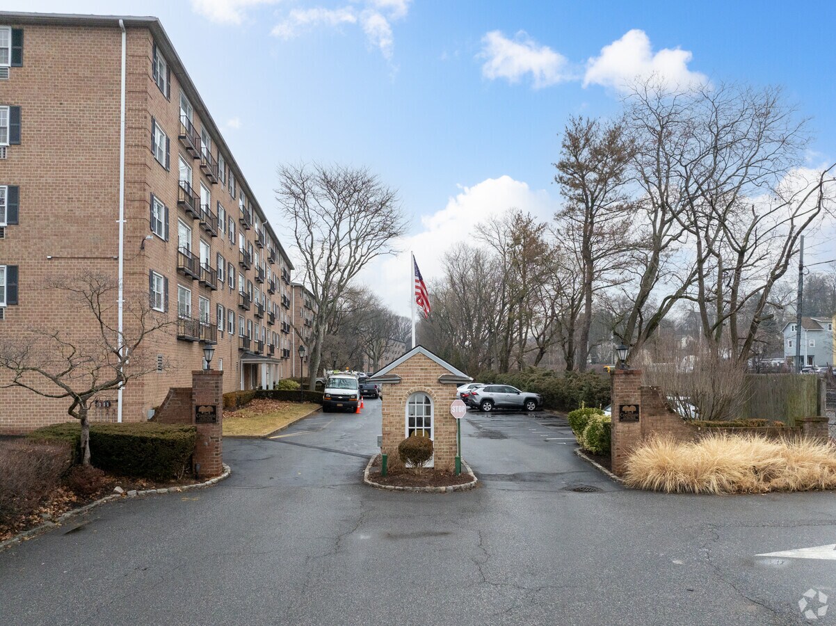 1-4 Consulate Dr - Consulate on the Park