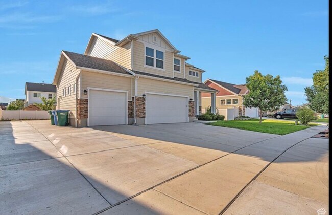 Building Photo - 241 N Downy Dr