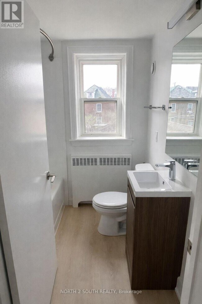 Photo - 1024 King St E Unité 9