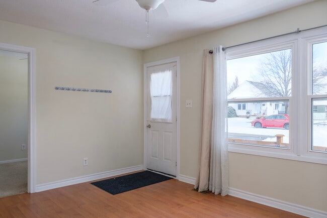 Photo - CUTE 2BD BUNGALOW IN ESTABLISHED EAST LONDON NEIGHBOURHOOD.