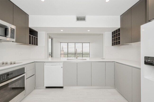Building Photo - 5001 Woodway Dr Unit 1304 Rental