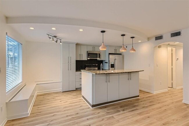 Building Photo - 41 Waller St Unit 207