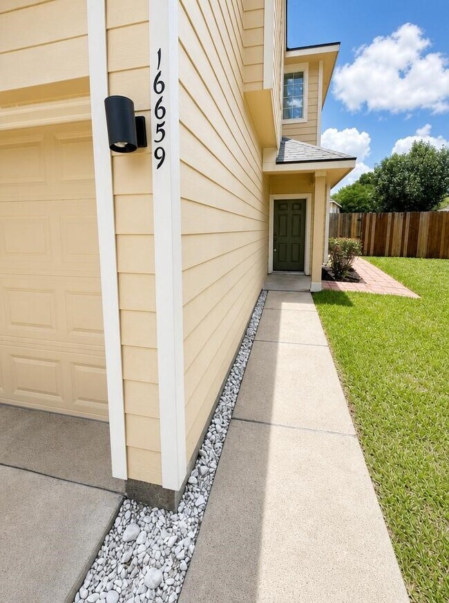 Photo - 16659 Newglen Ln
