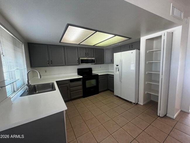 Photo - 1550 W Knowles Ave