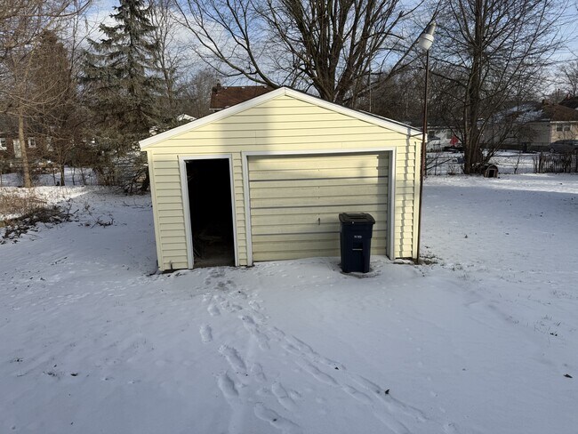 Photo - 835 Inman St