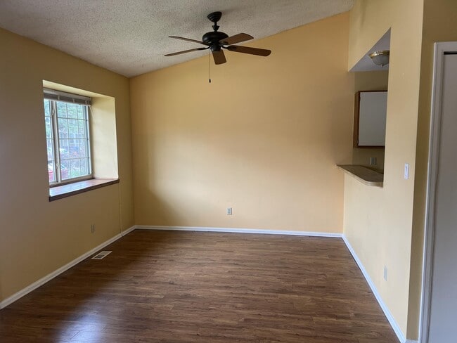 Photo - 870 London Green Way