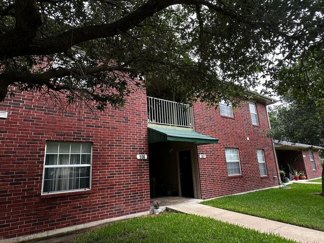 Building Photo - Available Now! 1/1 Apartment