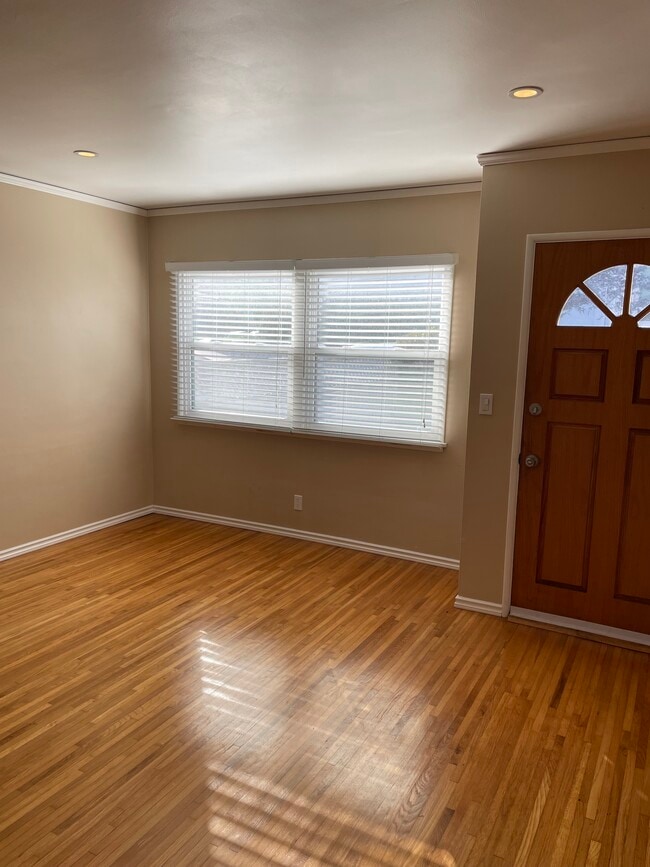 living room entrance - 1800 Green Ln