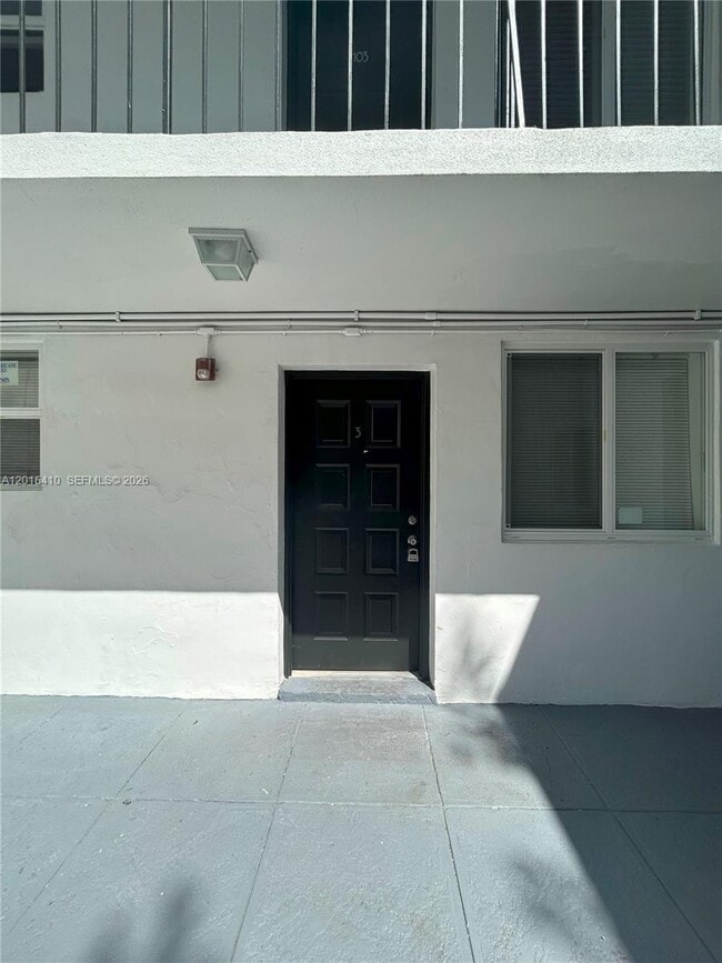 Building Photo - 5814 NE 4th Ct Unit 103