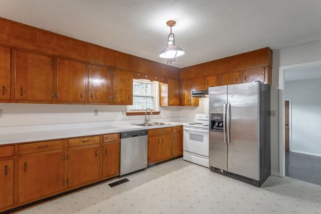 Building Photo - 3 Bedroom · 2 Bath Home in East Brainerd N...