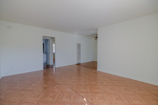 Building Photo - 8800 Cedros Ave Unit 221