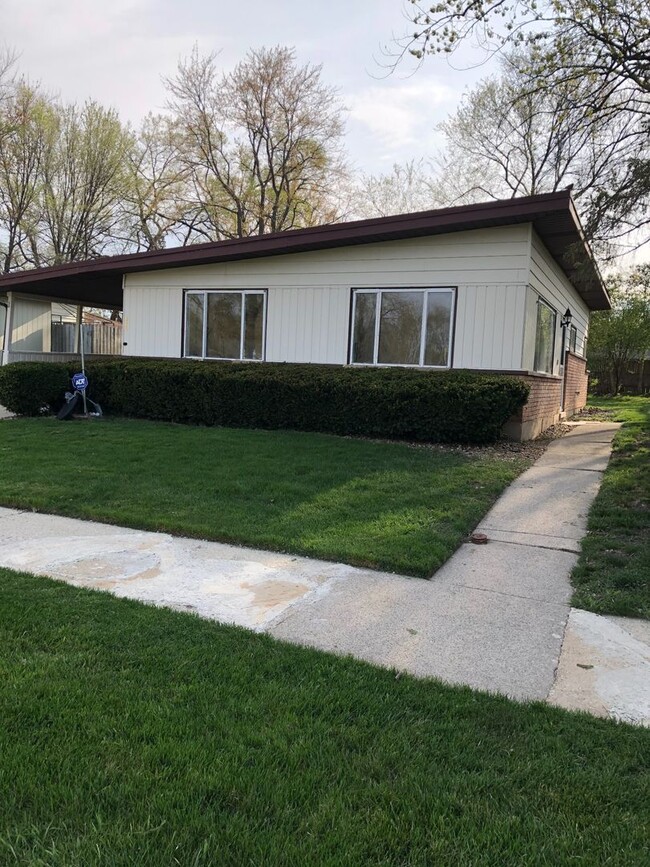 3 Bedroom Ranch in Park Forest, IL $1350 - 3 Bedroom Ranch in Park Forest, IL  $1350 House