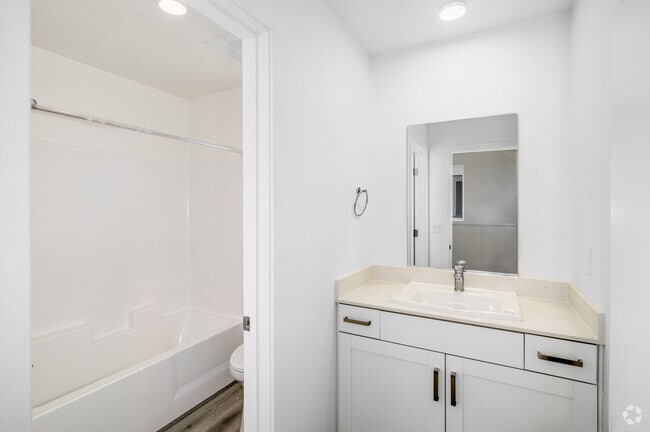 2BR, 1.5BA - 858SF - Bathroom