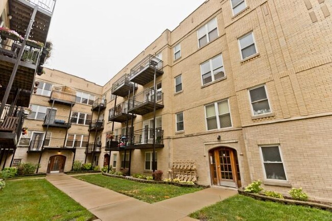 2 bedroom in Chicago IL 60618 - 2 bedroom in Chicago IL 60618 Condo Unit 2B