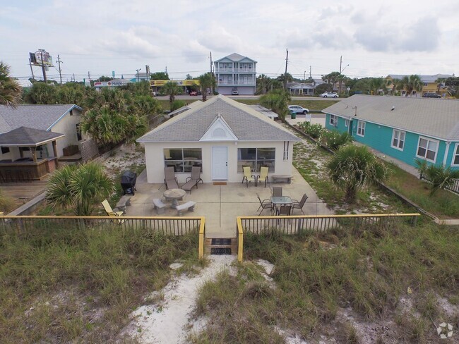Building Photo - Charming Beach-Front 4bd Home