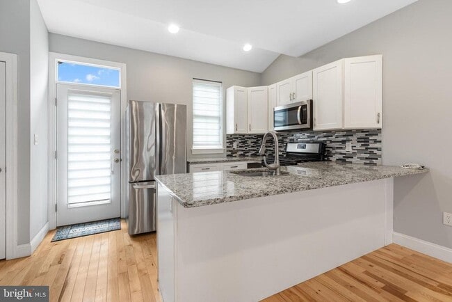 Photo - 724 E Thompson St Townhome