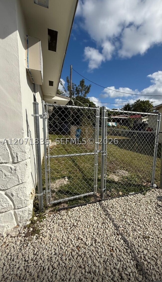 Photo - 15941 NE 18th Ct Unit 3