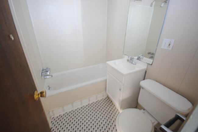 Studio Classic Bathroom - 414 Division