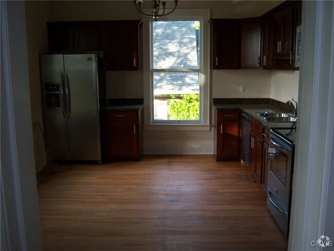 Building Photo - 1658 James St Rental