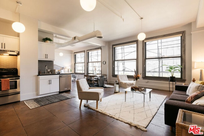 Photo - 108 W 2nd St Unidad 314