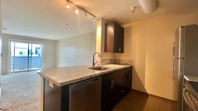 Building Photo - Top Floor Sweet and Spacious studio with resort style amenities and In-Unit Washer & Dryer! Unit 3406