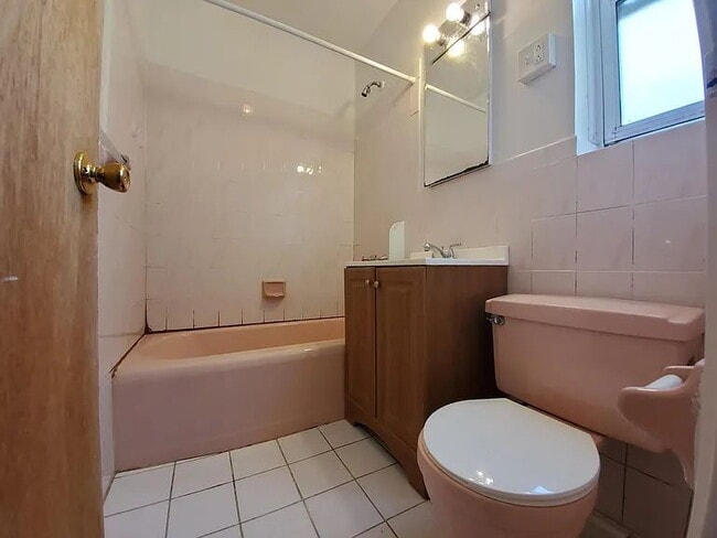 Photo - 1110A Lydig Ave