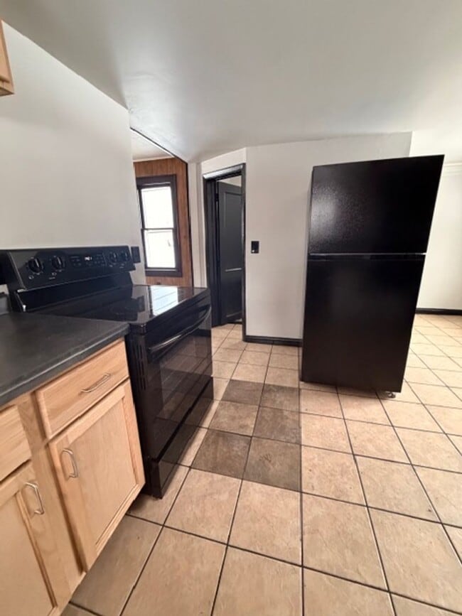 Photo - 1002 Lindoo Ave E