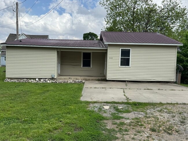 Front View/ Driveway - 312 S Elm St House