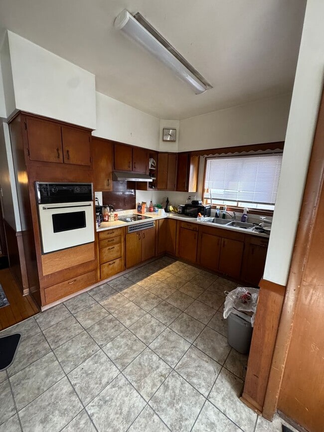 Building Photo - 2945 N Oakland Ave Unit Lower