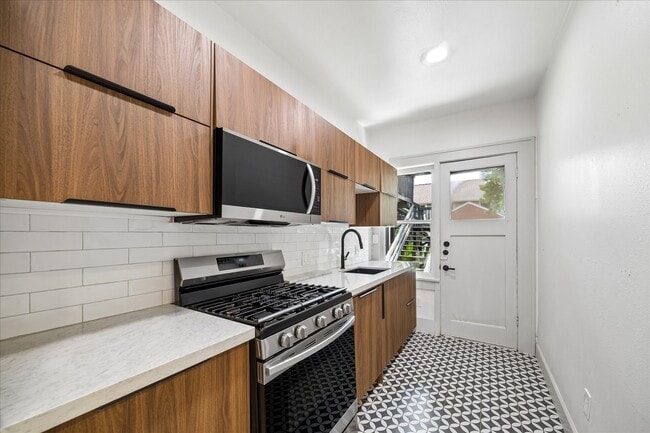 Photo - 2408 White Oak Dr