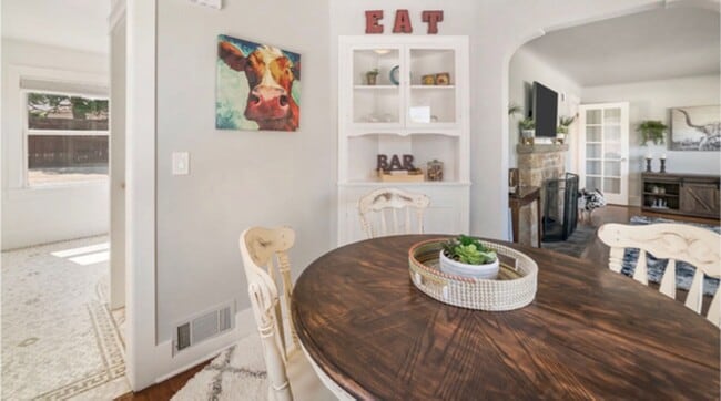 Photo - 2353 Watt St
