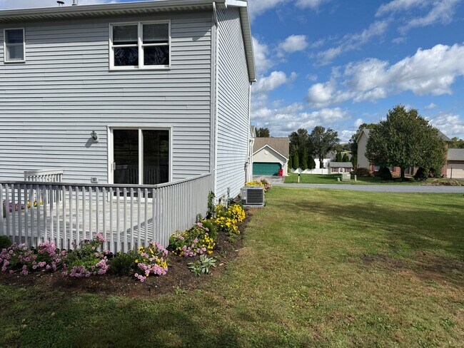 Photo - 1560 Buttercup Dr
