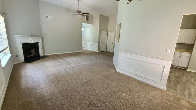 Photo - 1593 Queen Elizabeth Dr